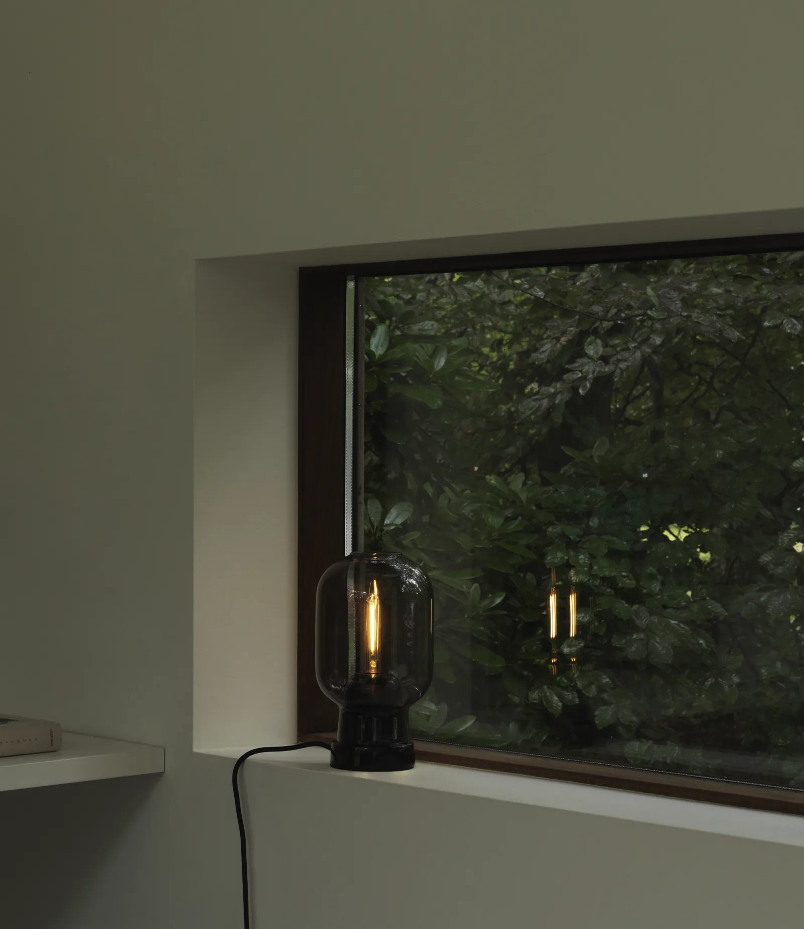 Normann Copenhagen Amp Tischlampe EU rauchschwarz – Bild 3