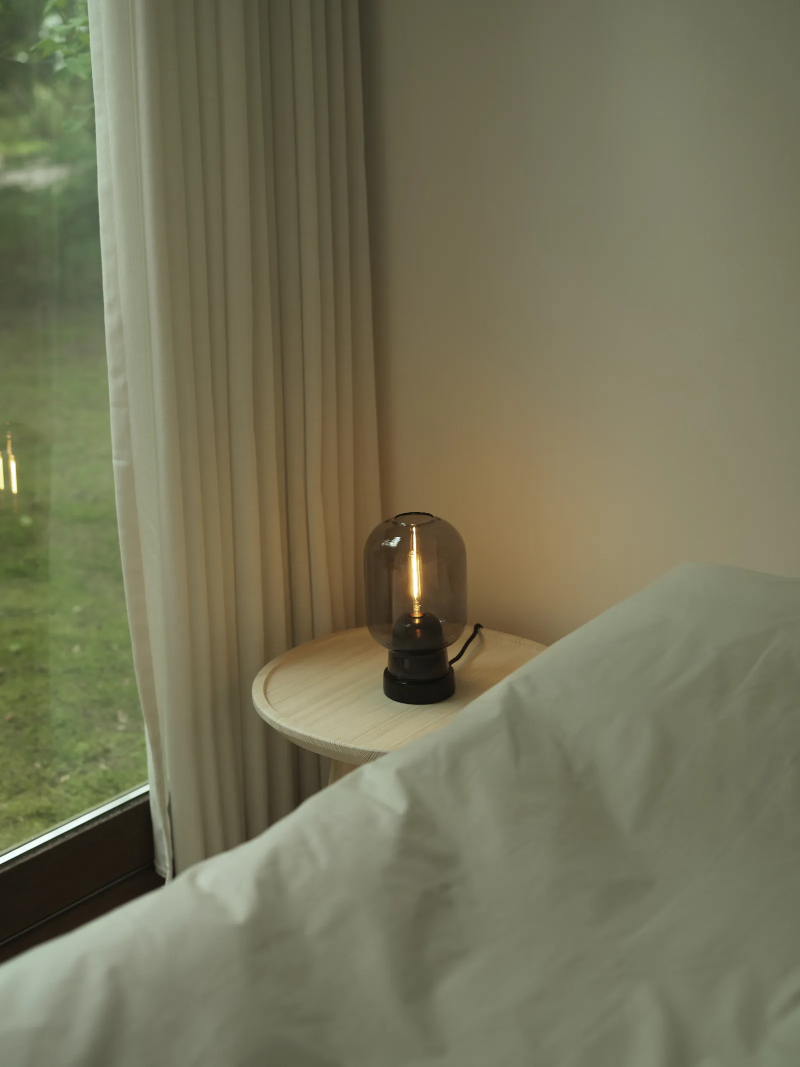 Normann Copenhagen Amp Tischlampe EU rauchschwarz – Bild 4