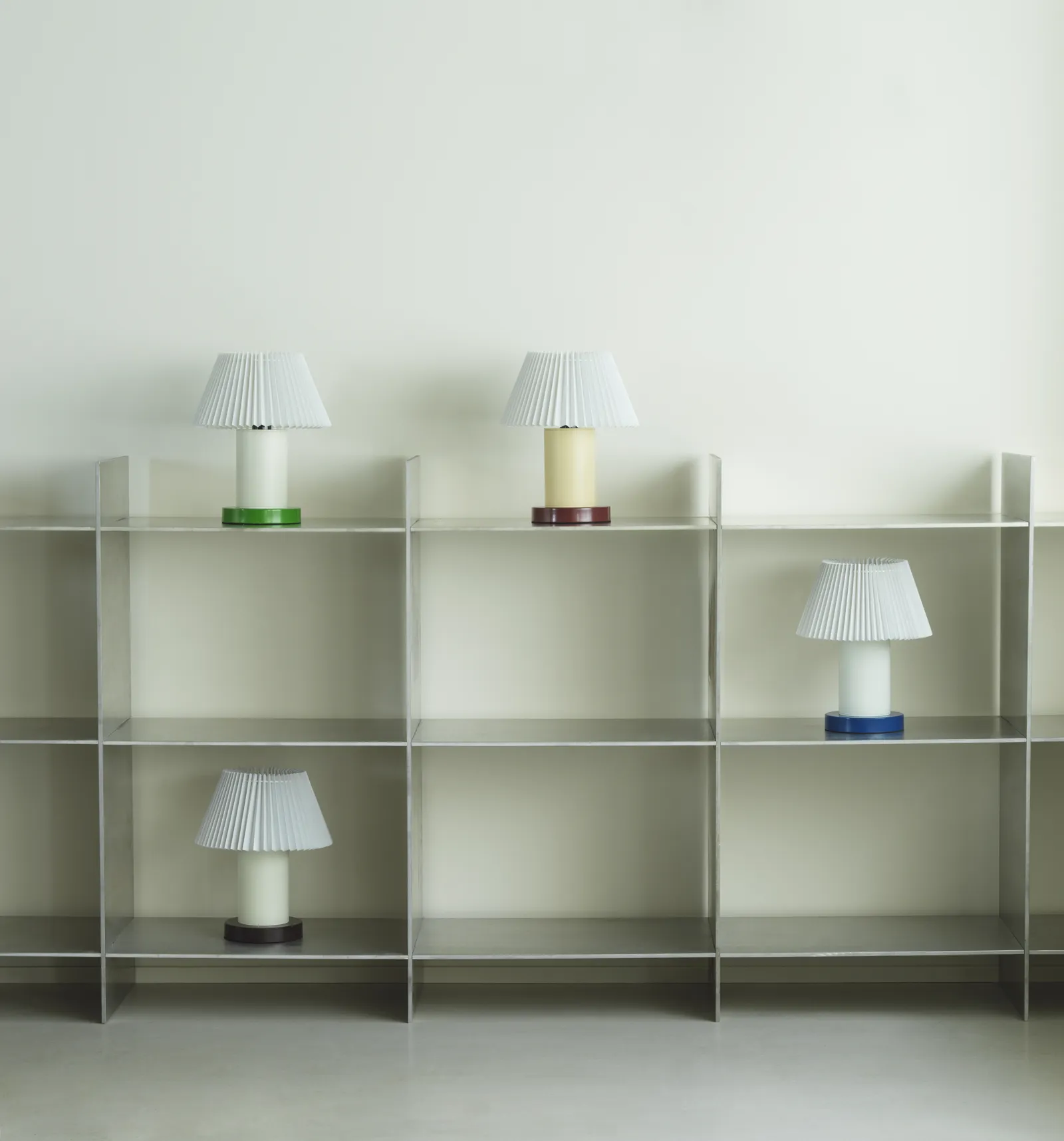 Normann Copenhagen Cellu Tischlampe EU Klein hellblau – Bild 6