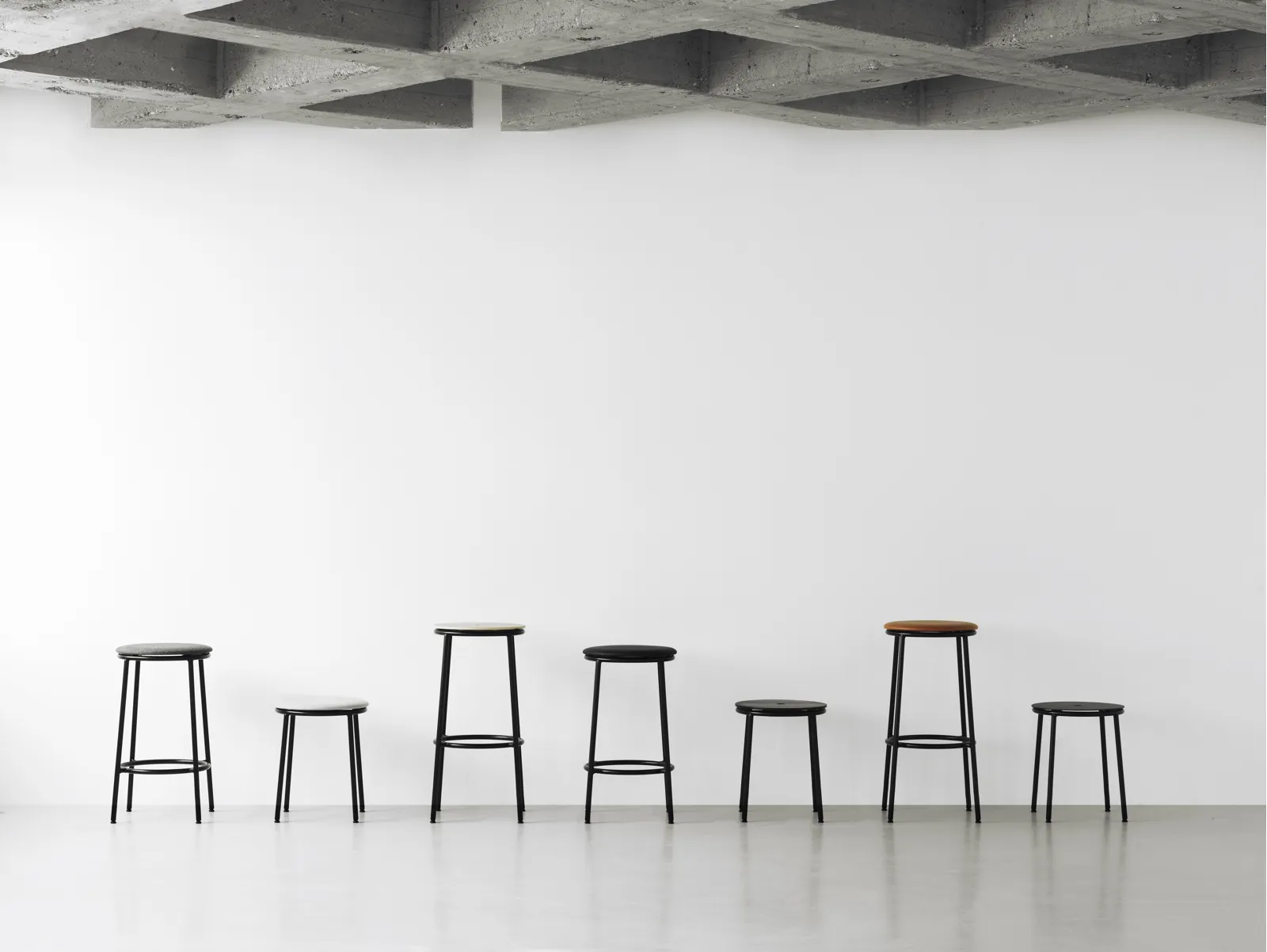 Normann Copenhagen Circa Barstuhl 75 cm schwarze Eiche – Bild 4