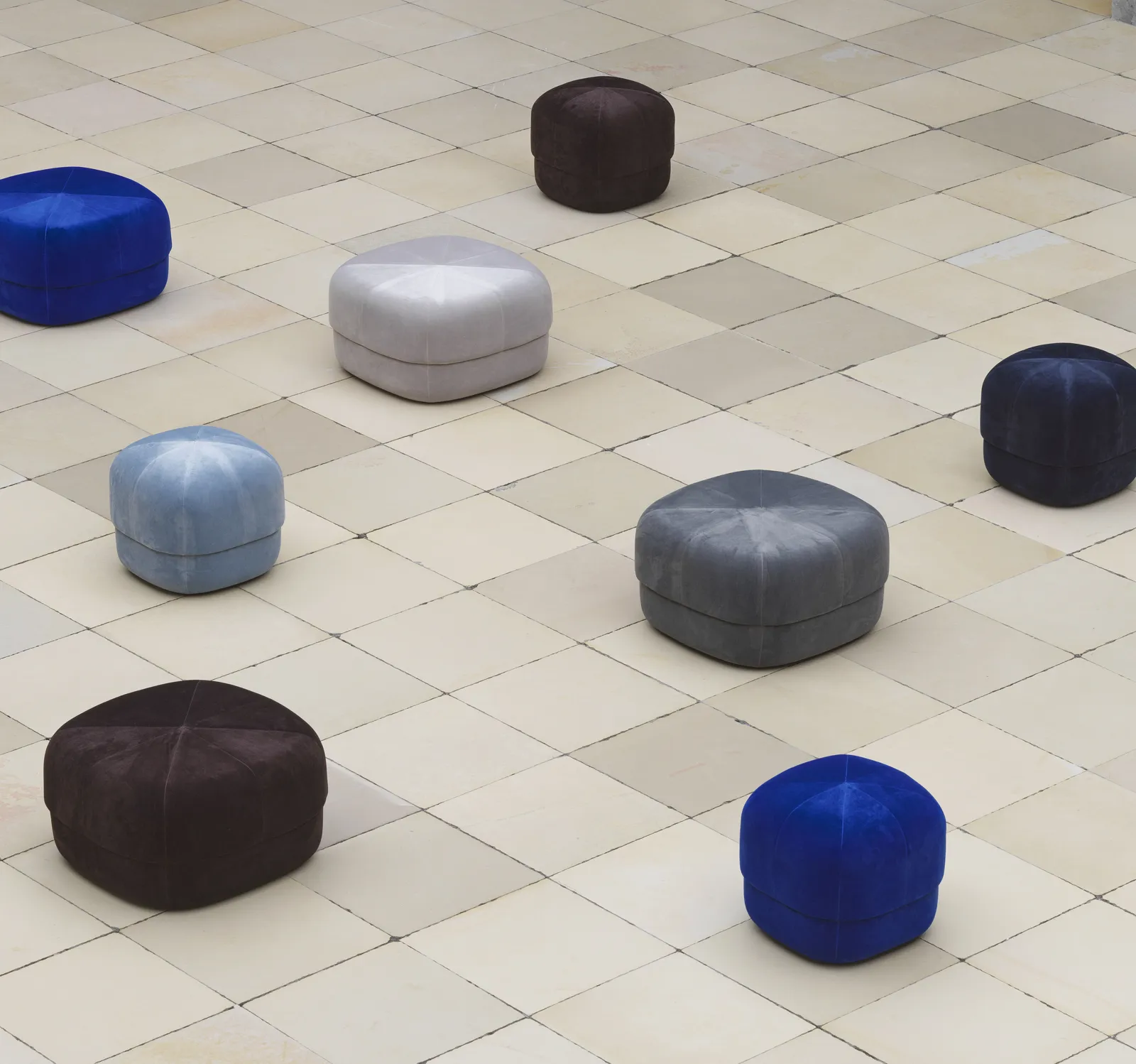 Normann Copenhagen Circus Pouf Velour Groß Kaffee – Bild 2