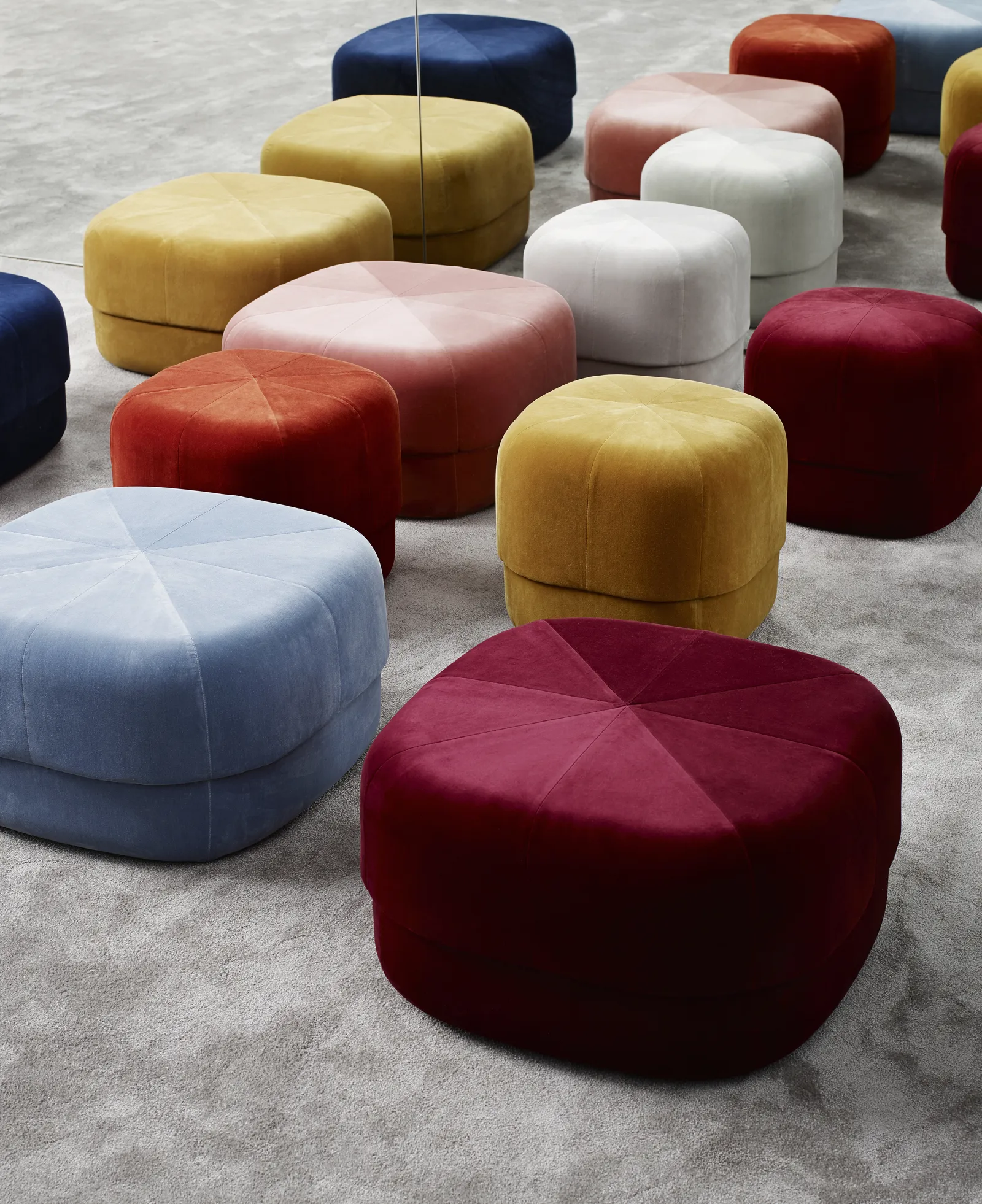 Normann Copenhagen Circus Pouf Velour Klein Rostrot – Bild 3