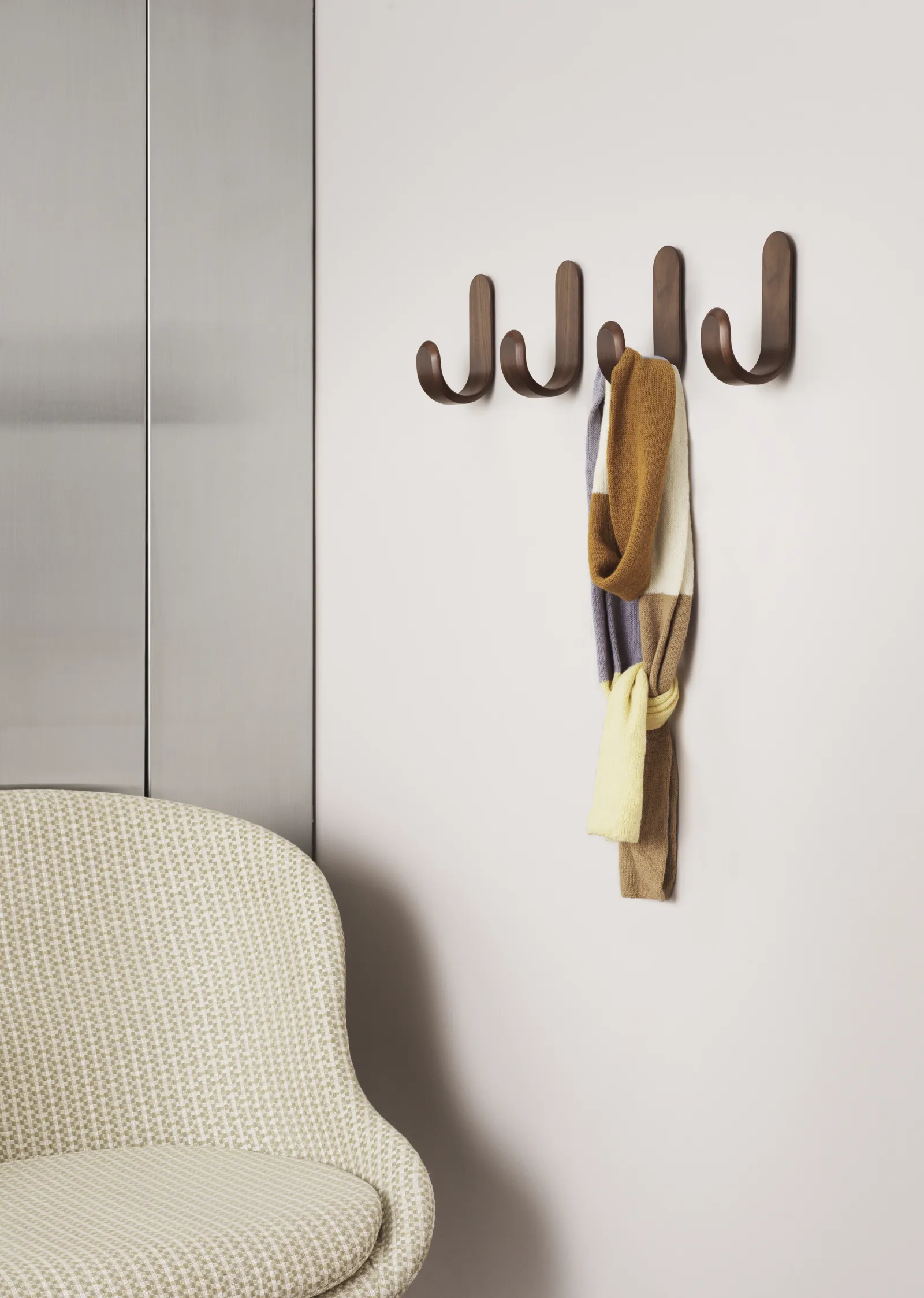 Normann Copenhagen Curve Haken Walnuss – Bild 3