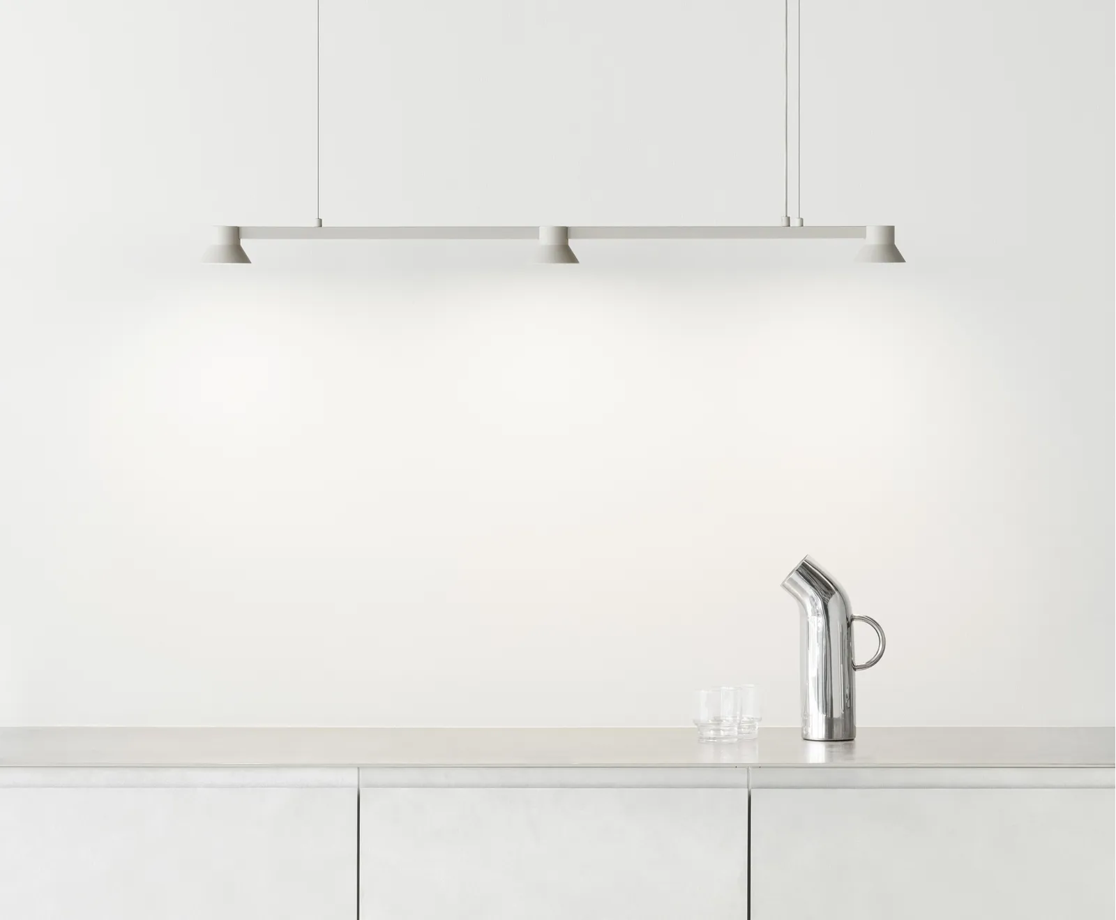 Normann Copenhagen Hat Lampe Linear Klein EU Warmes Grau – Bild 3