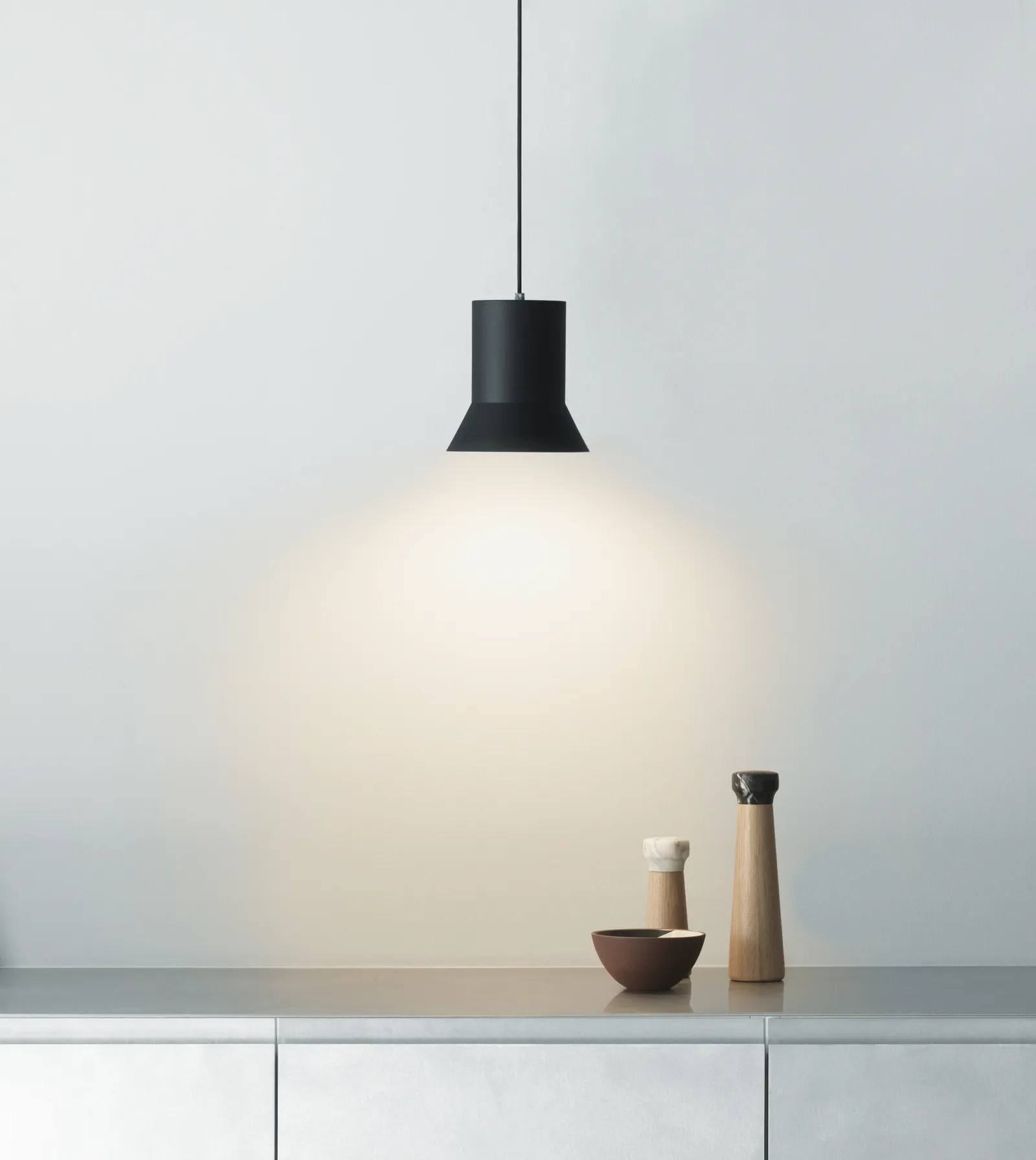 Normann Copenhagen Hat Lampe Medium EU Warmes Grau – Bild 2