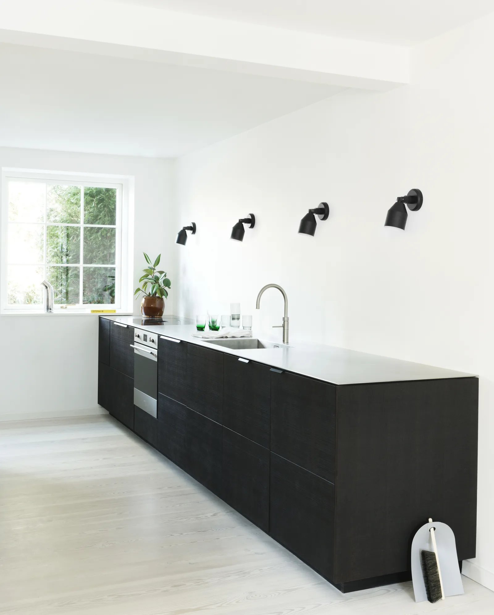 Normann Copenhagen Klip Wandleuchte Schwarz – Bild 5