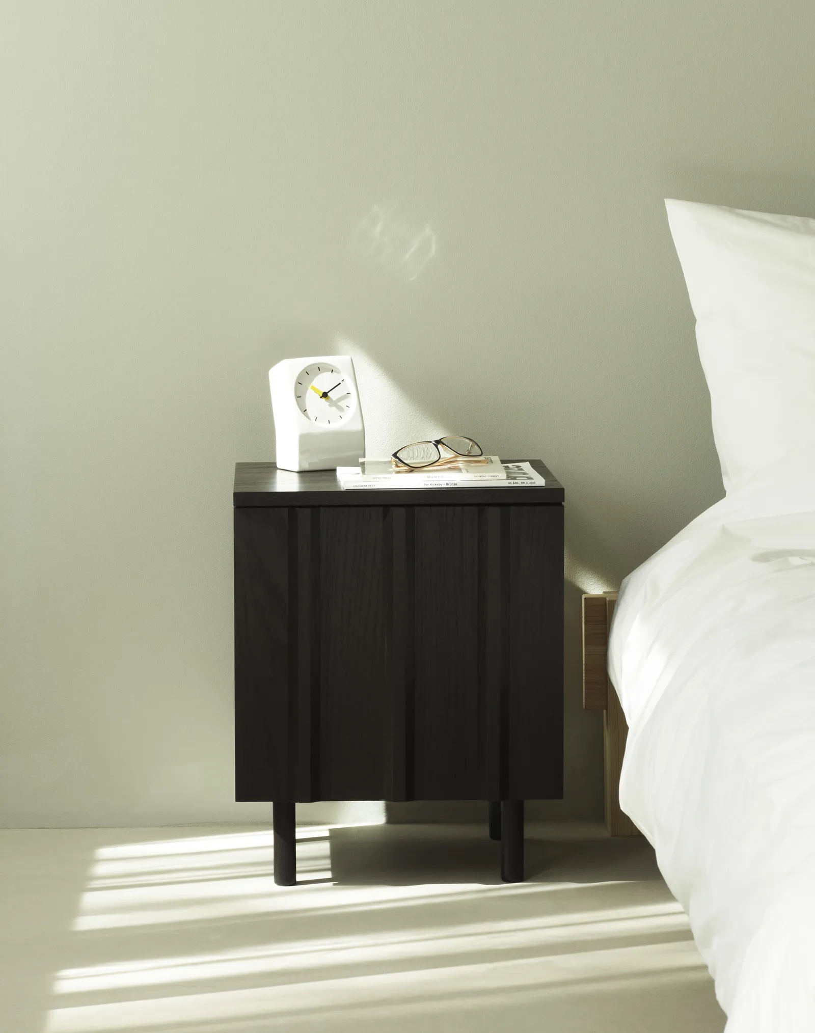 Normann Copenhagen Rib Nachttisch Warmes schwarz – Bild 3