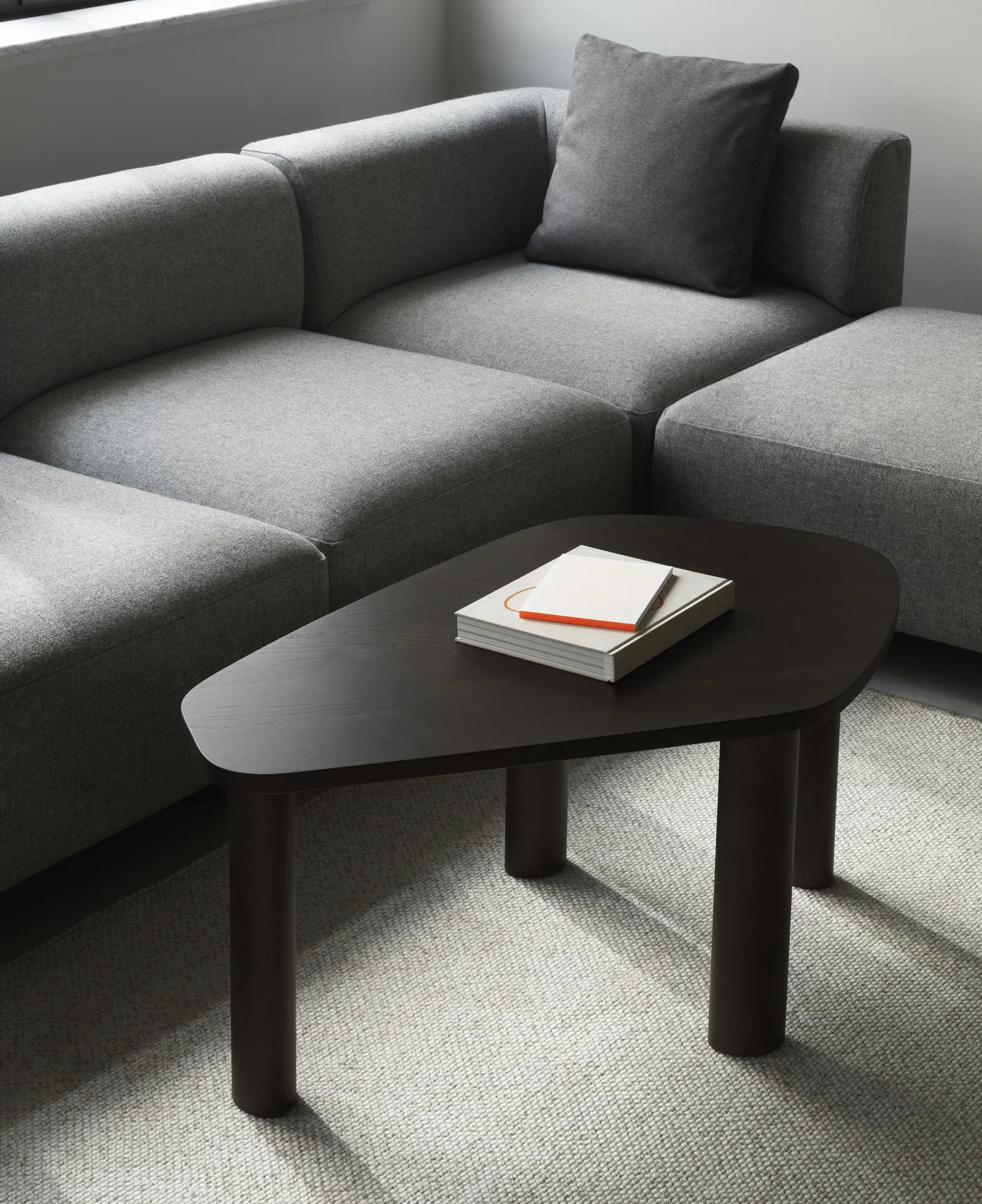Normann Copenhagen Sculp Couchtisch Gross Braun Gebeiztes Eschenholz – Bild 4