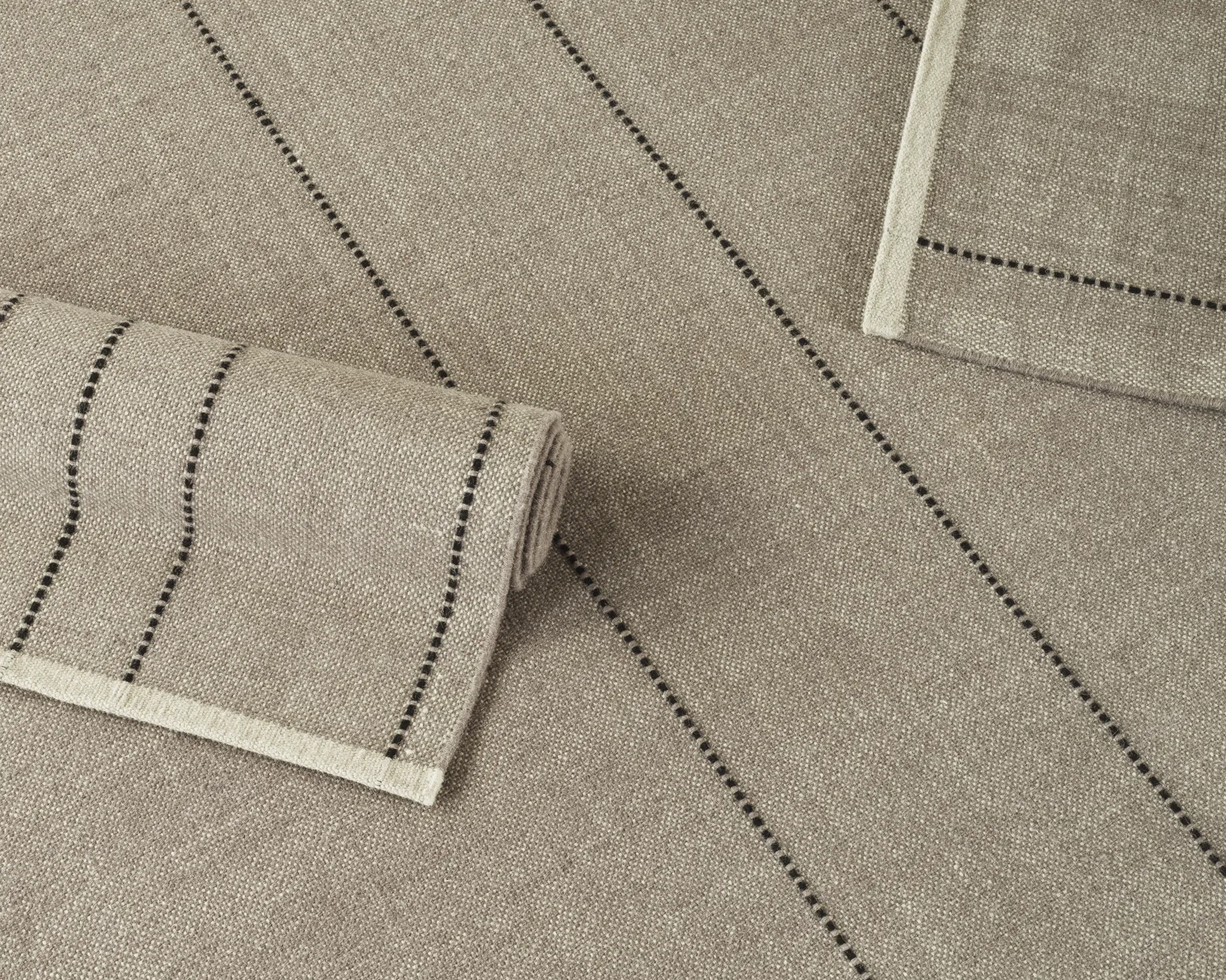 Normann Copenhagen Seam Rug 250x350 cm Grey Tones – Bild 4