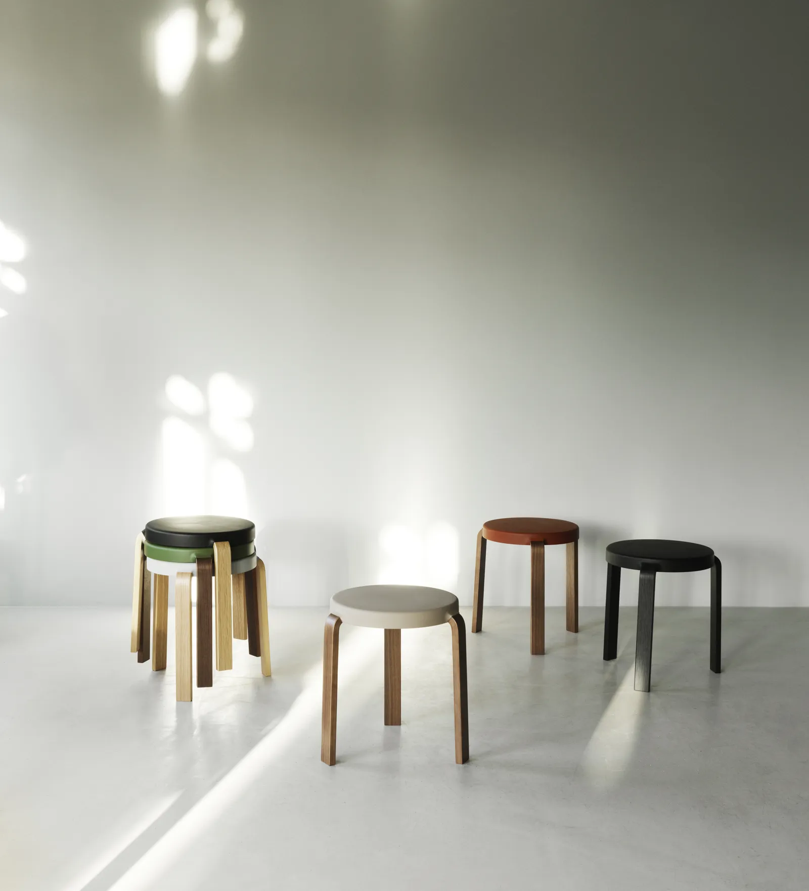 Normann Copenhagen Tap Stool Oak/ Caramel – Bild 3