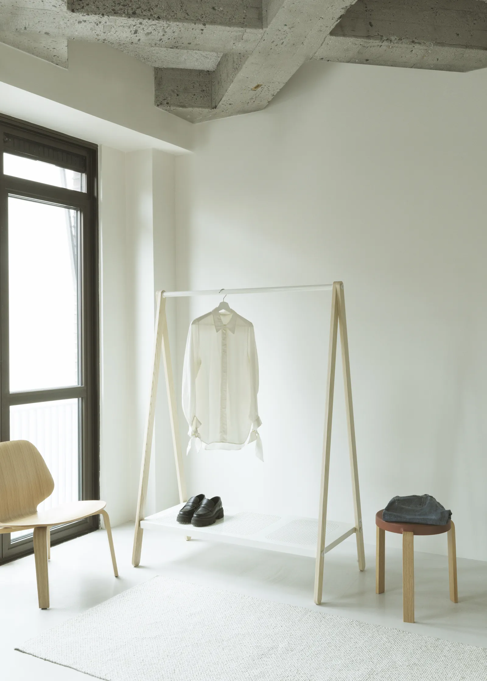 Normann Copenhagen Tap Stuhl Walnuss/ sand – Bild 5
