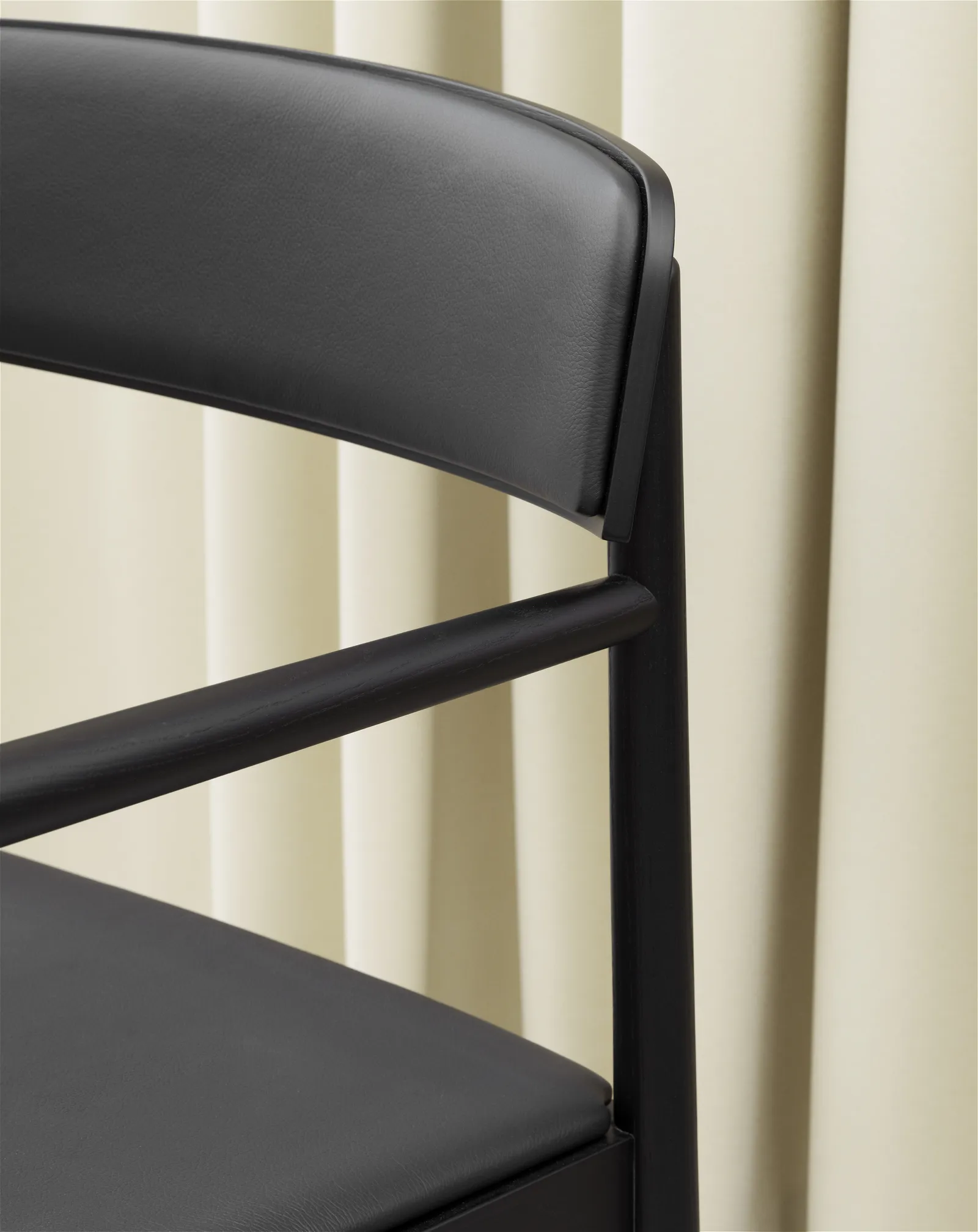 Normann Copenhagen Timb Armchair Upholstery, Black/ Black leather – Bild 3