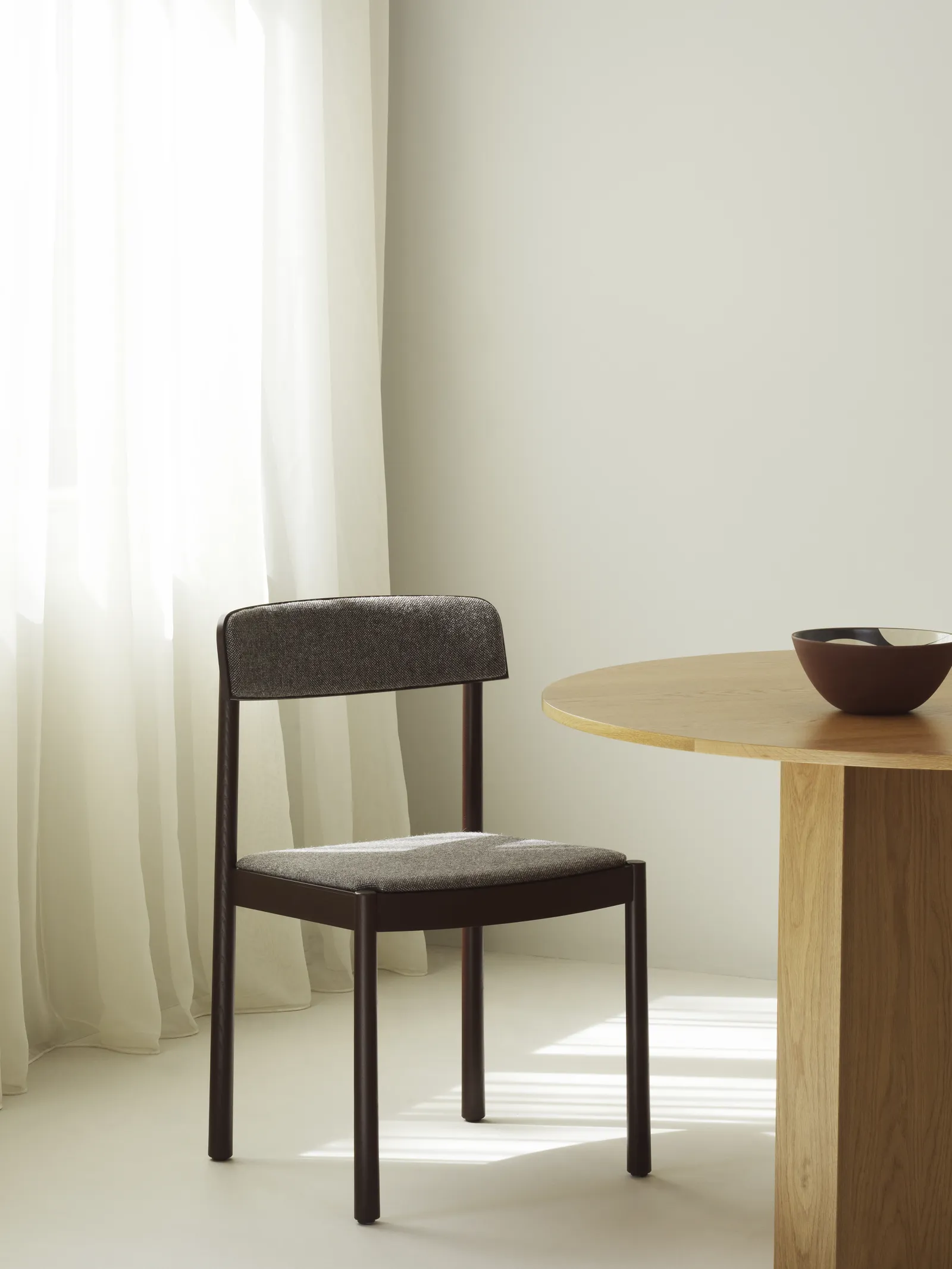 Normann Copenhagen Timb Armchair Upholstery Brown / Hallingdal 368 – Bild 3