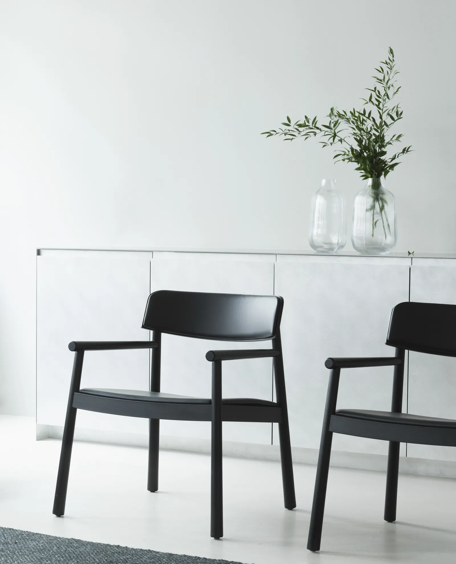 Normann Copenhagen Timb Loungesessel mit Armlehnen, gepolstert, Schwarz/ schwars Leder – Bild 7