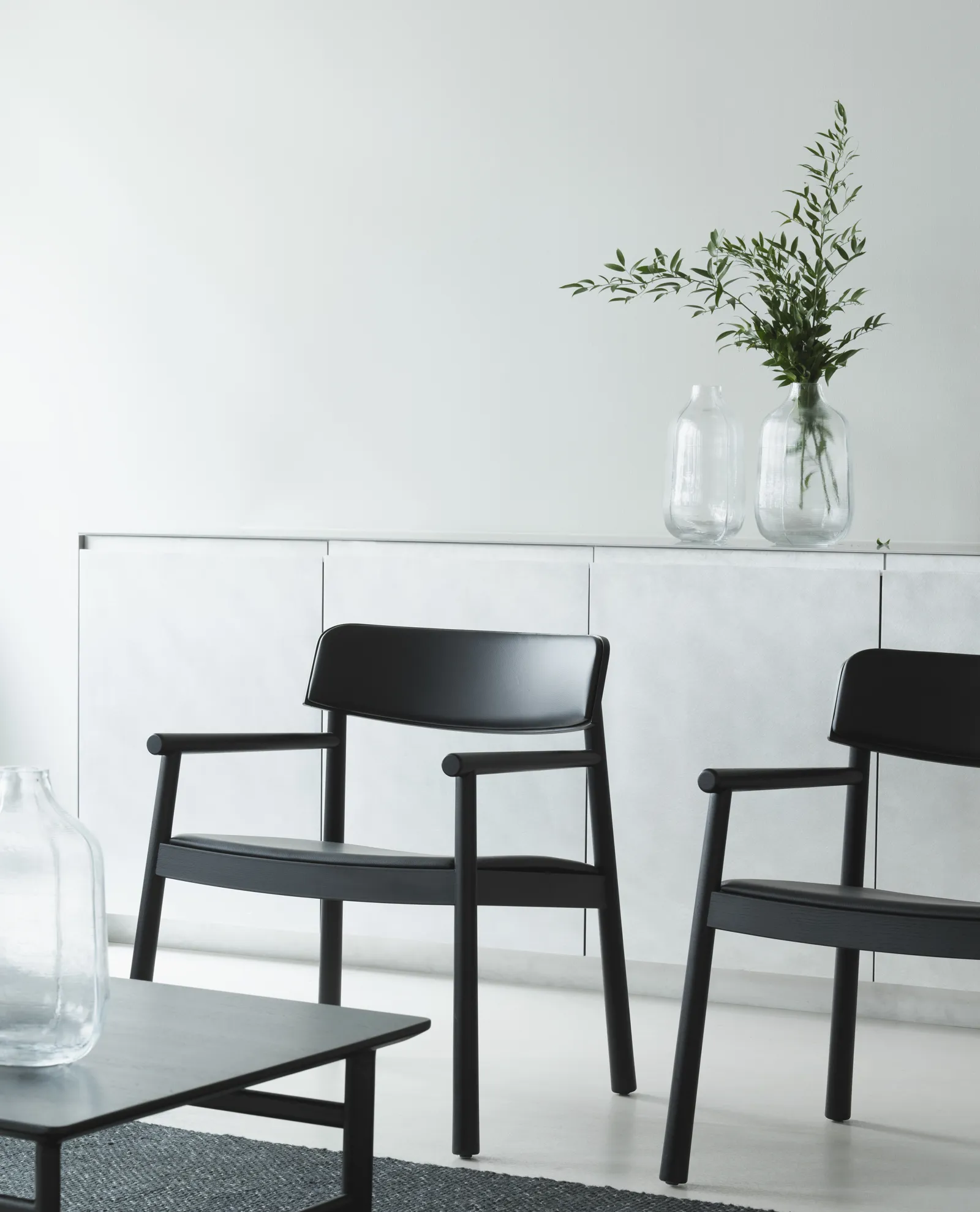 Normann Copenhagen Timb Loungesessel mit Armlehnen, gepolstert, Schwarz/ schwars Leder – Bild 8
