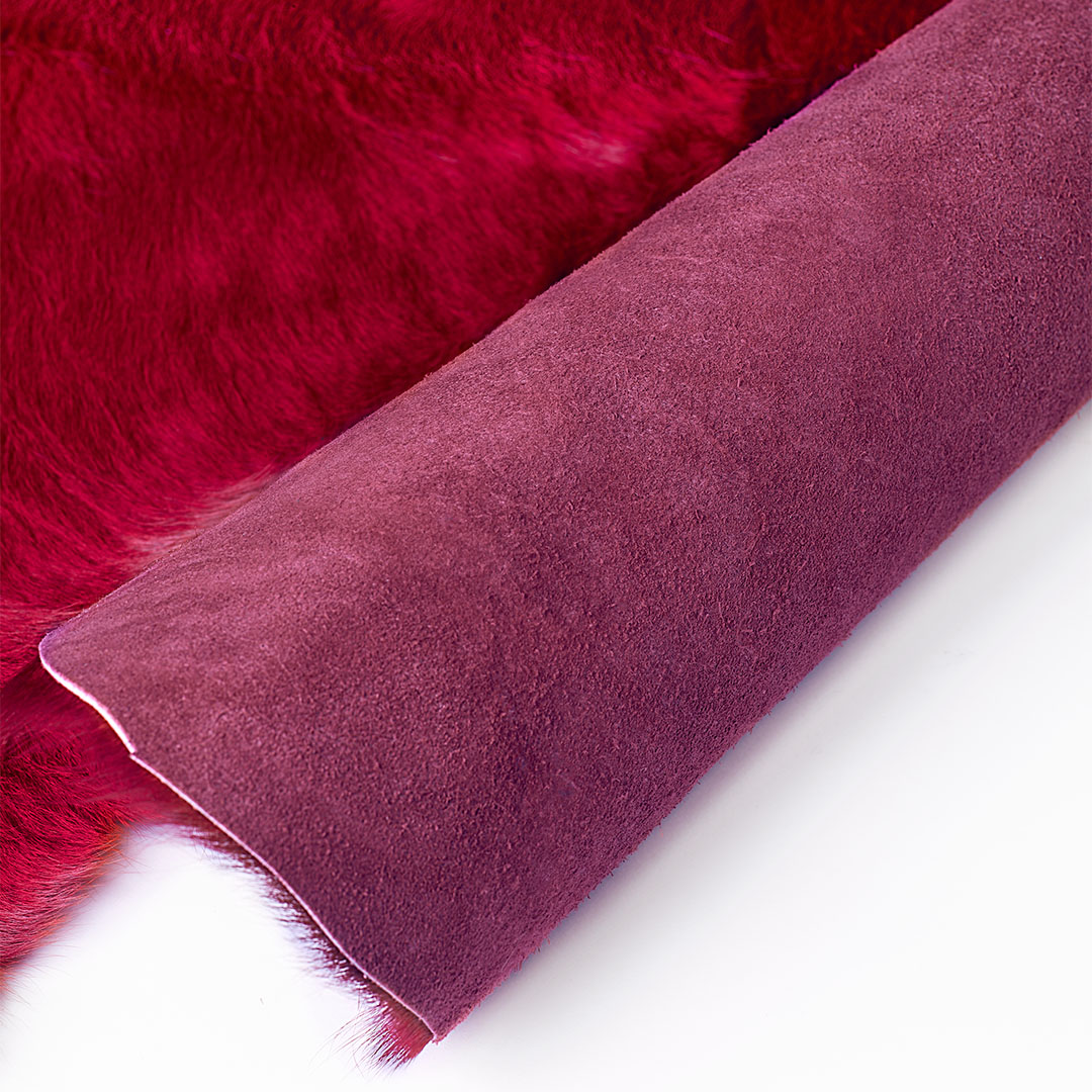 Sitap Red Cow Skin Rug – Bild 3