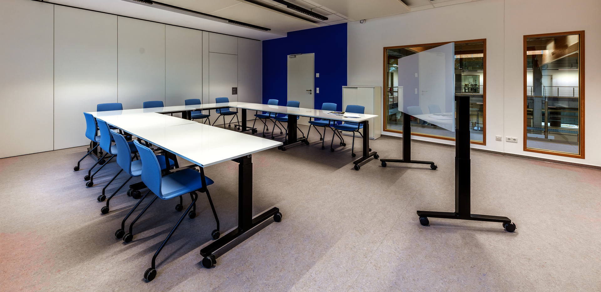 WINI WINEA FLOW MEET: mobiler Steh-Sitz-Tisch mit Whiteboard-Funktion